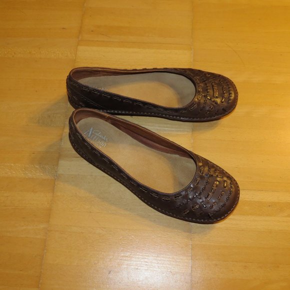 CLARKS brown leather flats 6.5 new without box - Picture 2 of 6
